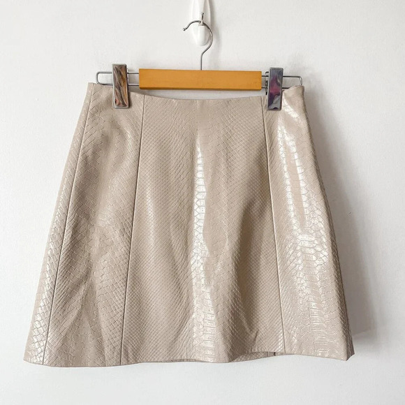 Aritzia Babaton Modern Vegan Leather Croc Embossed Mini Skirt Beige Size 0 - Picture 8 of 13